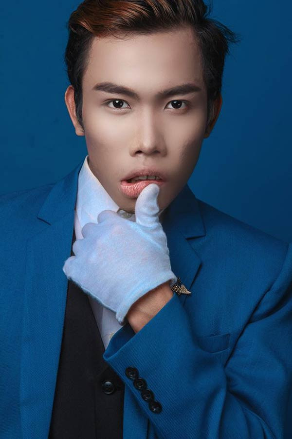 Từ sau ngày lên mạng kể khổ, nói về chuyện bị những người trong chính ekip của mình uy hiếp, tống tiền, giữ chứng minh thư nhân dân, Tùng Sơn từ một "thảm họa mạng" bị vô số người ghét cay ghét đắng, hễ nhìn mặt là chê bai, chửi bới... bất ngờ có được sự thông cảm từ một bộ phận không nhỏ dân mạng Việt. Tưởng chừng như sau khi bị chính "những người đứng phía sau" uy hiếp, hack trang cá nhân, Tùng Sơn sẽ tạm dừng hoặc chí ít là giảm bớt hoạt động trên mạng xã hội như từ trước đến nay... nhưng không, mọi thứ đang diễn ra hiện tại giống như một kịch bản được dựng sẵn và hàng ngày, hàng giờ Tùng Sơn vẫn liên tục có những hoạt động mới thu hút sự chú ý của dân mạng. Ảnh: Dương Đình Bảo.