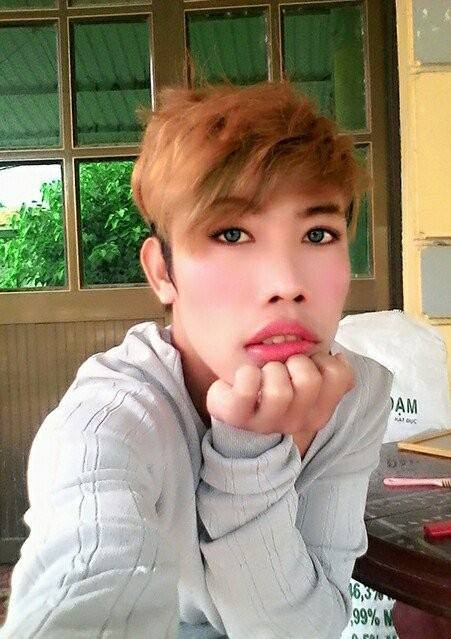 So sánh trường hợp của Tùng Sơn và Bà Tưng trước đây - cũng chuyên tạo trò lố, phát ngôn gây sốc rồi đến một ngày bất ngờ xin lỗi tất cả mọi người và thay đổi thái độ trở nên ngoan hiền hơn... có thể thấy ngay một vài sự tương đồng. Chỉ có điều Bà Tưng còn có lợi thế ngoại hình còn Tùng Sơn thì không, tất cả những gì Tùng Sơn có được chỉ là khả năng gây cười cho người khác nhờ vẻ ngoài quái dị của mình và có chăng chỉ là "sức chịu đựng" đáng nể để giúp cậu đứng vững, làm ngơ trước tất cả những lời chỉ trích của dân mạng.