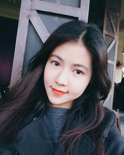 Đó là Hà Minh Thư (cựu nữ sinh trường THPT Việt Đức, Hà Nội). hot girl kỳ thi Đại học 2017 là cái tên khá quen thuộc với giới trẻ Hà thành khi từng làm mẫu ảnh cho nhiều tờ báo tuổi teen và các thương hiệu thời trang có tiếng.