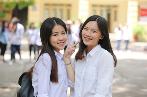 Trong những ngày thi oi bức và căng thẳng, một nữ sinh đã lọt vào ống kính phóng viên tại điểm trường THPT Việt Đức (Hà Nội) nhờ vẻ đẹp dịu dàng, nụ cười tỏa nắng. Vận áo trắng, quần đen giản dị nhưng cô gái vẫn thu hút sự chú ý của nhiều người bởi mái tóc đen dài, buông xõa và khuôn mặt V-line đúng chuẩn.