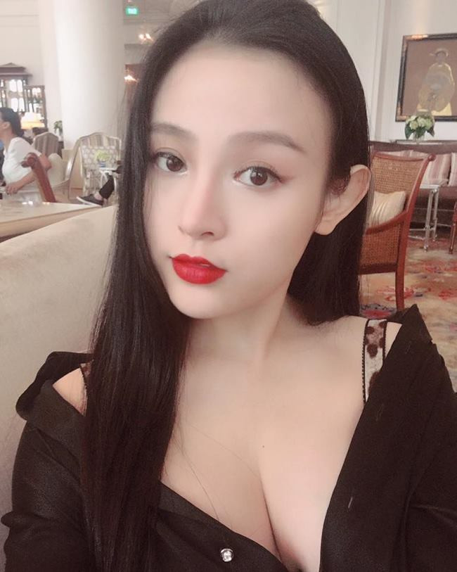 Huyền Baby sinh con gái đầu lòng vào năm 2013. Hot girl Việt đình đám mới đây khiến nhiều người chú ý khi khoe ảnh mang bầu lần 2. Dù mang thai 4 tháng, hot girl Hà thành vẫn được nhiều bạn bè khen ngợi có gương mặt xinh đẹp, vóc dáng thon gọn. Thường ngày, cô nàng vẫn tự tin diện những trang phục gợi cảm, cắt xẻ táo bạo.