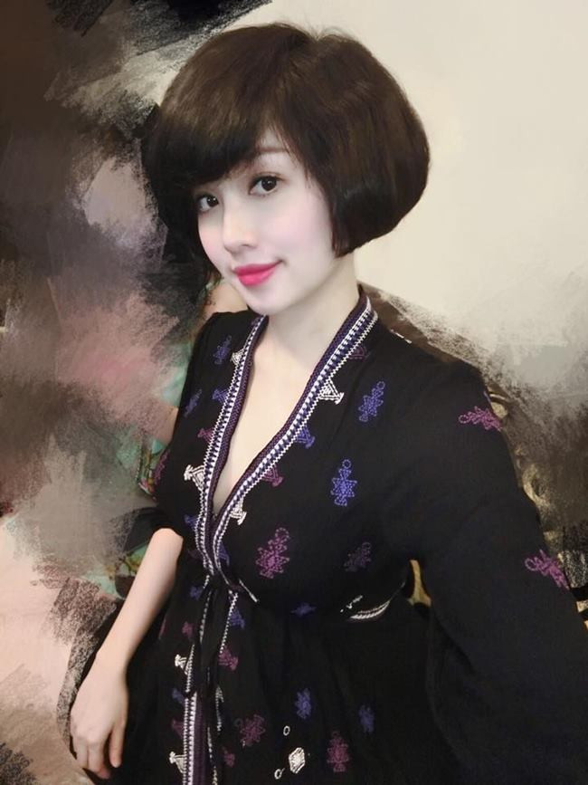 Đây là thời điểm cô mang bầu lần đầu, cô nàng may mắn không bị lên cân quá nhiều nên việc lấy lại vóc dáng sau khi sinh không quá khó khăn