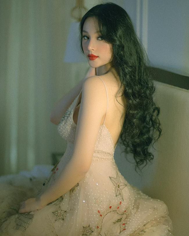 Chọn những trang phục phom dáng rộng, nếu không để ý kỹ sẽ không biết hot girl Huyền Baby đang mang bầu.
