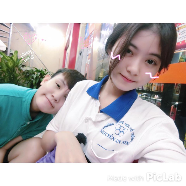 Còn rất trẻ nên khi nhìn vào những bức ảnh của Nhi và Phụng, người xem đều dễ thấy một điều là cặp đôi này đều khá nhắng nhít, trẻ con.