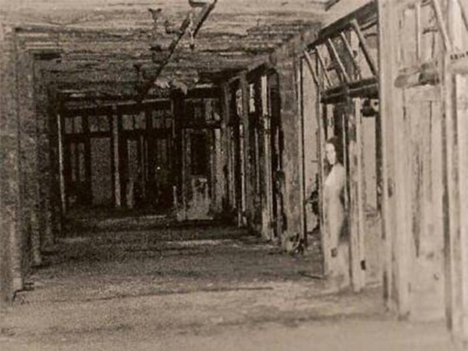 9. Waverly hills sanatorium - Louisville, Kentucky: Được coi là một trong những bệnh viện đáng sợ nhất ở Mỹ, Waverly Hills là một bệnh viện bị bỏ rơi khi bên trong có hơn 150 bệnh nhân lao. Một số tin đồn còn cho rằng, các y tá trong bệnh viện này vì lý do nào đó đã cố gắng phá thai trước khi phải tự sát. Nhiều câu chuyện hoang đường khác cũng được kể lại khiến nhiều người sợ hãi. (Ảnh: Weirdworm)