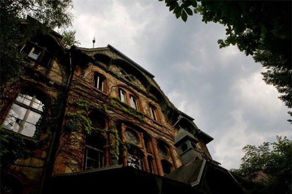 7. Beelitz-heilstatten - Brandenburg, Đức: Đây là một khu phức hợp bệnh viện khổng lồ bao gồm 60 tòa nhà, Beelitz-Heilstatten được sử dụng rộng rãi trong thời chiến. Tới nay nó gần như bị bỏ hoang và trở thành nơi để dựng nhiều bộ phim. (Ảnh: Weirdworm)