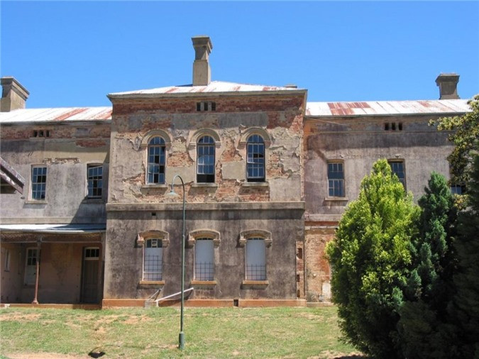 11. Beechworth lunatic asylum - Victoria, Úc: Là nơi ở của 1.200 bệnh nhân, Beechworth nổi danh là một trong những nơi bị ám ảnh nhất ở Úc. Trong khoảng thời gian trước đây, có nhiều tin đồn về việc nhiều bệnh nhân biến mất không lý do ngay sau bức tường này. (Ảnh: Weirdworm)