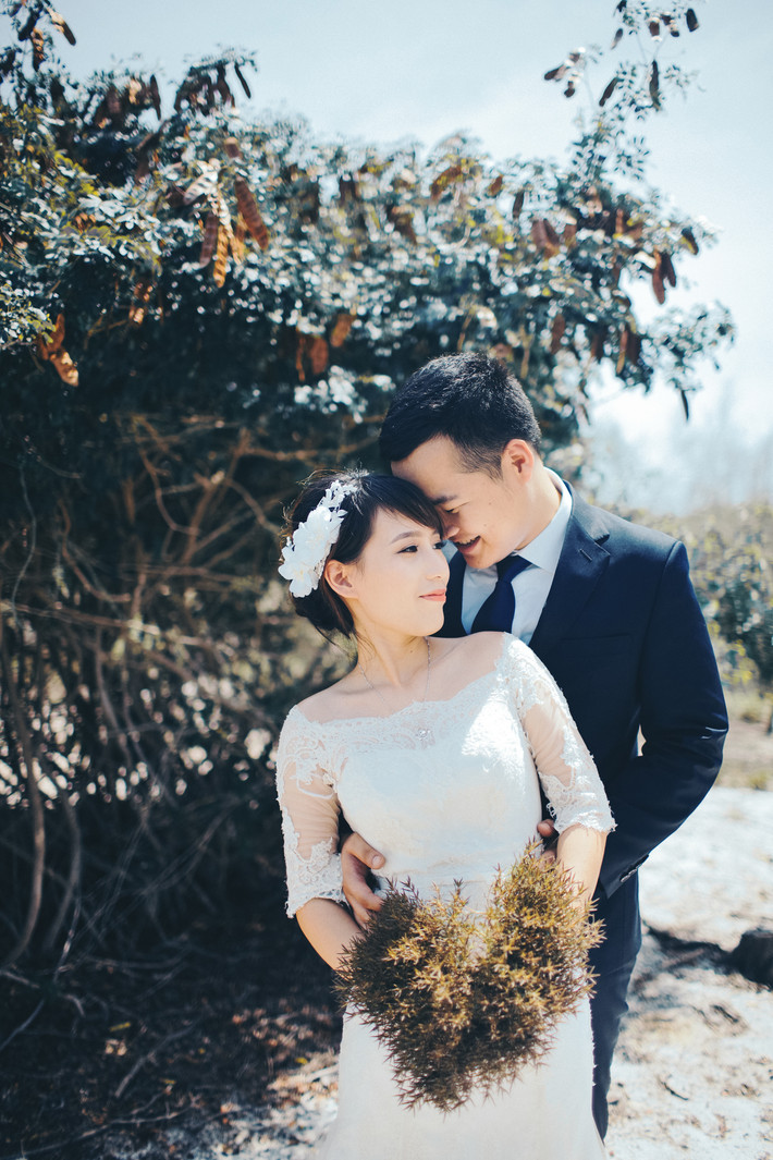 "Có lẽ vì vậy mà kỷ niệm bọn mình nhớ nhất trong suốt chuỗi ngày học sinh đó là những hôm cùng nhau đạp xe đi học, đi học thêm hay thậm chí là cùng "hóng hớt" mỗi khi trốn học nữa. Nhà bạn ấy gần trường nhưng hôm nào cũng vậy, dù trời nắng hay mưa cũng đạp xe ngược đường để đưa đón mình đi học cùng. Chính vì thế mà cho đến giờ, mỗi khi ra đường nhìn thấy đôi bạn trẻ nào đạp xe chở nhau là mình lại tự cười một mình", Nhung kể. Ảnh: Hải Lê Cao.