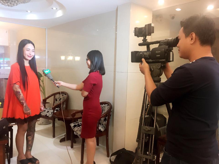 Những việc làm kể trên của Xuân Hương khiến cô được báo chí, truyền thông khen ngợi trong một khoảng thời gian. Tuy nhiên, từ đầu năm 2016 đến nay, trên một số diễn đàn mạng, các fanpage trên Facebook có rất nhiều bài đăng nêu thông tin tố cáo Hồ Thị Xuân Hương ăn chặn tiền quyên góp từ thiện để chuộc lợi cá nhân. Rất nhiều bằng chứng, hình ảnh, các đoạn tin nhắn, ghi âm liên quan đến việc tố cáo Hồ Xuân Hương "ăn" tiền từ thiện đã được công khai trên mạng xã hội. Cô gái trẻ này bị cho là đã kêu gọi quyên góp tiền ủng hộ cho trẻ em khuyết tật nhưng sau đó số tiền quyên góp được đã bị cô giữ lại làm của riêng.