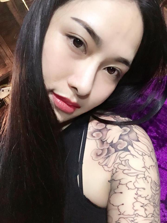 Trên Facebook của mình, Hồ Xuân Hương thậm chí còn đề ra quy định riêng dành cho tất cả mọi người. Cô yêu cầu dân mạng không được tranh cãi đúng - sai về bất cứ điều gì cô chia sẻ bởi đơn giản đó là trang cá nhân, nơi Xuân Hương chia sẻ những suy nghĩ, quan điểm của mình. Xuân Hương cũng thừa nhận những điều đó chưa chắc đã đúng nhưng dù sao đó cũng là "vùng cá nhân" của cô nên mọi người "miễn" tranh cái đúng - sai, còn những lời chê bai, chỉ trích thì cũng luôn bị ngó lơ hoàn toàn.