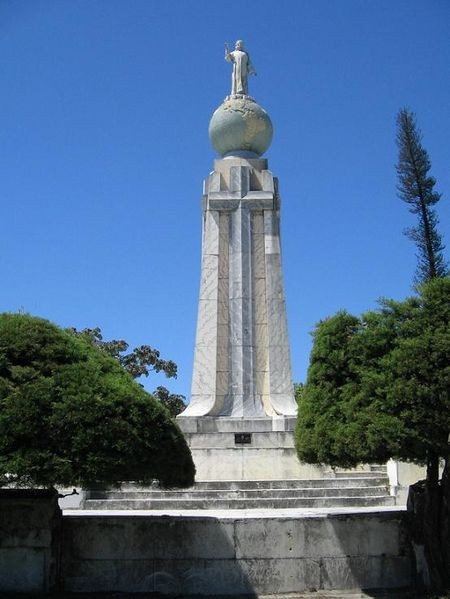 Tượng Vị cứu tinh của thế giới, El Salvador: Nằm ở thành phố San Salvador của El Salvador, bức tượng Chúa Jesus đứng trên bệ bằng bê tông. Tượng hoàn tất năm 1942 và bị hư hại do trận động đất năm 1986, sau đó được tu sửa vào năm 2010.