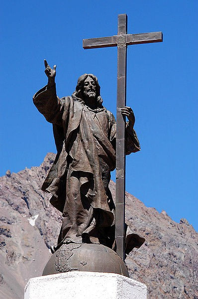 Tượng Chúa Cứu Thế, biên giới Chile - Argentina: Nằm ở độ cao 3.832 m so với mực nước biển, nơi cao nhất của con đường giữa thành phố Mendoza của Argentina và thành phố Santiago của Chile, bức tượng tuyệt đẹp này được xây dựng vào năm 1904 để đánh dấu sự thỏa hiệp về biên giới giữa Argentina và Chile.