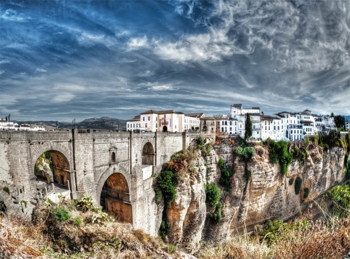 Ronda, Tây Ban Nha: Thành phố lịch sử được thành lập trên những ngọn núi cao 750 m so với mực nước biển. Ronda thu hút và mê hoặc du khách từ khắp nơi trên thế giới. Dòng sông Guadalevín chạy qua thành phố và chia thành hai phần. Nhiều kiến trúc từ phong cách tân cổ điển đã được bảo tồn ở Ronda.