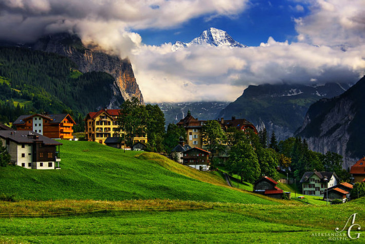 Wengen, Thụy Sĩ: Ngôi làng nổi tiếng và thu hút các du khách thích đi bộ đường dài và trượt tuyết này là một nơi vô cùng xinh đẹp. Được bao quanh với thiên nhiên tuyệt vời, tại Wengen, các công ty du lịch sẽ cung cấp nhiều hoạt động khác nhau, cho phép bạn khám phá địa điểm Jungfrau-Aletsch là di tích được UNESCO công nhận.