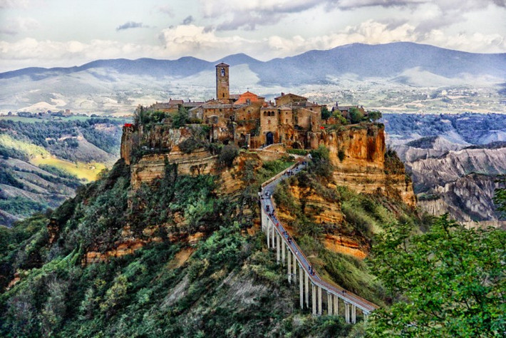 Civilita di Bagnoregio, tỉnh Viterbo, Ý: Ban đầu, Civilita là khu định cư đầu tiên được thành lập bởi Etruscans hơn 2 500 năm trước, chỉ gần đây khách du lịch mới được khám phá lại khu vực thần bí này, nơi đầy mê hoặc với thiên nhiên ấn tượng và tầm nhìn toàn cảnh, cũng như kiến trúc lịch sử, được xây dựng treo leo trên một vách đá mỏng manh.