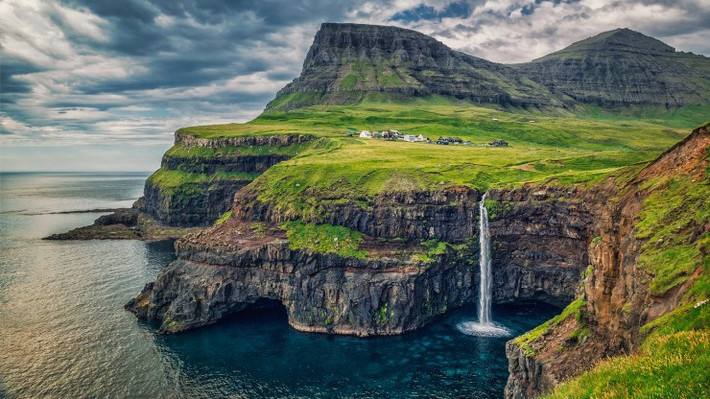 Gásadalur, Đảo Vagar, Quần đảo Faroe: Quần đảo Faroe có rất nhiều ngôi làng nhỏ trải dài giữa thiên nhiên hoang sơ và phong cảnh núi non, thật kỳ bí. Ngôi làng Gásadalur nằm trên rìa của một vách đá dốc với một thác nước. Từ phía bên kia là dãy núi Vagar bao quanh ngôi làng.