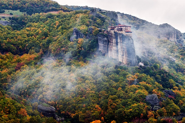 Meteora, Hy Lạp: Được xây dựng trên các cột đá sa thạch, khu phức hợp gồm sáu tu viện Chính thống Đông phương là lớn nhất và quan trọng nhất trong cả nước. Được bảo vệ bởi UNESCO, Meteora mê hoặc du khách với một cảnh quan thiên nhiên vô cùng nổi bật.