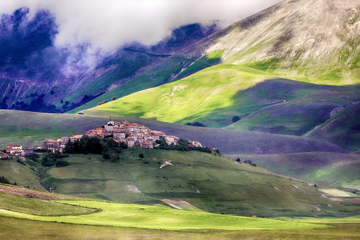 Castelluccio, Umbria, Ý: Một ngôi làng rất nhỏ nằm trên núi cao và được bao quanh xung quanh bởi thiên nhiên nổi bật. Với chiều cao 1452 m, Castelluccio là ngôi làng cao nhất ở Apennines. Chính thức được thành lập vào thế kỷ 13, khu định cư đã có người ở ngay cả trước đó. Các sườn dốc màu mỡ được canh tác vun trồng đậu lăng. Ngôi làng nhỏ nổi tiếng với những thung lũng đầy màu sắc, hoa anh túc, hoa cải dầu và hoa dại bắt đầu nở rộ vào mùa xuân và mùa hè.