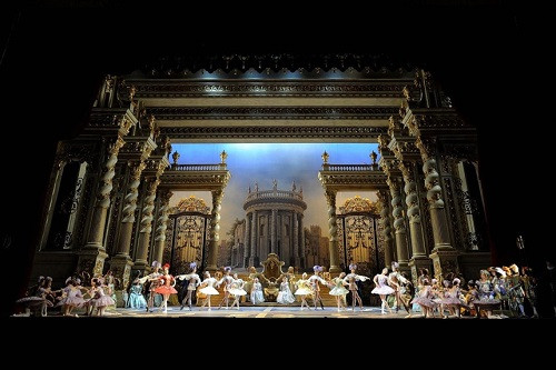 The Bolshoi (Nga): Nhà hát opera nổi tiếng ở thủ đô Moscow sở hữu một trong những dàn nhạc giao hưởng tốt nhất thế giới. Mặt trước của nhà hát The Bolshoi là hàng cột kiến trúc tân cổ điển tuyệt đẹp, bên trên có tượng thần Apollo cưỡi xe ngựa hùng dũng. Tại nhà hát opera hàng đầu nước Nga này, nghệ sĩ tên tuổi Yuri Grigorovich đã biên đạo hàng loạt tác phẩm ballet ấn tượng như Hồ Thiên nga, Thời đại vàng...