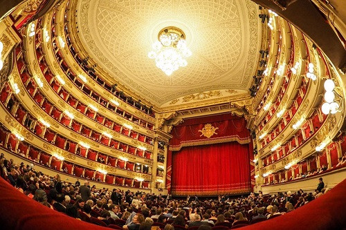 La Scala (Italy): La Scala, hay Teatro alla Scala trong tiếng Italy, có lẽ là nhà hát opera nổi tiếng nhất thế giới, nơi trình diễn những tác phẩm nghệ thuật kinh điển, đỉnh cao. Là điểm du lịch hút khách tại Milan, thủ phủ vùng Lombardy phía bắc "đất nước hình chiếc ủng", La Scala được xây dựng vào năm 1778. Một lòng chảo lõm dưới sàn gỗ của dàn nhạc giúp mang đến âm thanh tuyệt vời cho nhà hát.