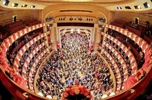 Vienna Staatsoper (Áo): Xây dựng vào năm 1869, nhà hát Staatsoper được khánh thành với màn trình diễn vở opera nổi tiếng Don Giovanni do thiên tài Mozart soạn nhạc. Từ đó, nơi đây nổi danh như "trái tim" trung tâm của đời sống âm nhạc thú vị tại thủ đô Vienna nước Áo. Hiện Staatsoper vẫn là một trong những nhà hát opera hàng đầu thế giới.