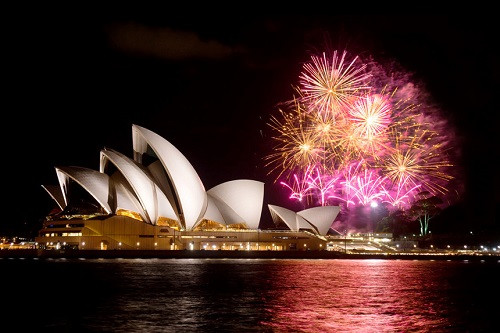 Sydney Opera House (Australia): Tọa lạc ở vị trí đắc địa của cảng Sydney, nhà hát Sydney Opera House có thiết kế hiện đại và tầm nhìn ngoạn mục đã trở thành một biểu tượng đáng nhớ của xứ sở chuột túi. Dù không có ý định thưởng thức những phần trình diễn nghệ thuật đặc sắc, nhiều du khách vẫn chọn nhà hát opera này là điểm đến phải check-in. Sydney Opera House và cầu cảng Sydney càng trở nên rực rỡ hơn trong khoảnh khắc pháo hoa tưng bừng đón năm mới.