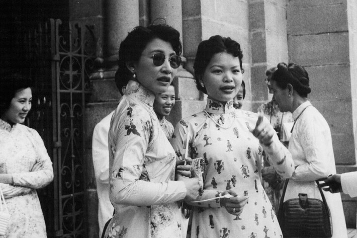 Sài Gòn 1956 - phụ nữ Việt đứng trước Nhà thờ Đức Bà.