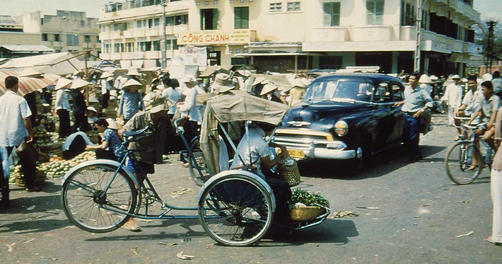 Việt Nam vào những thập kỷ trước luôn mang nét dung dị, mộc mạc, khi con người chưa bị cuộc sống đô thị cuốn theo, những cửa hàng trà sữa chưa xếp hàng dài trên phố và điện thoại di động chưa phổ biến như bây giờ. Bộ sưu tập ảnh Việt Nam xưa được tổng hợp bởi một chuyên viên lưu trữ trên trang ảnh cộng đồng Flickr - manhhai, một nhà nhiếp ảnh vô danh hay dạo quanh Sài Gòn và những tỉnh thành phía Nam để nắm bắt khoảnh khắc đường phố thú vị. Ảnh: Sài Gòn 1956 - chợ An Đông, đường Hùng Vương.