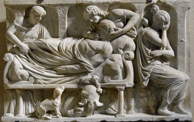5. Phụ nữ không được phép khóc ở tang lễ: Một đám tang ở Rome cổ đại bắt đầu với một đám rước ngoài đường. Càng có nhiều người tham dự đám tang càng chứng minh người mất càng được tôn trọng. Đôi khi gia đình sẽ thuê những phụ nữ khóc để gây ấn tượng với đám đông. Để làm cho mọi người tin rằng, họ thật sự đau khổ, những người phụ nữ này thậm chí tự cào cấu đôi má cho đến khi chảy máu. Sau đó, truyền thống này bị coi là quá cực đoan và tiêu cực. Người ta cấm việc thuê các chuyên gia khóc mướn vì “hành đông này gợi nên những cảm xúc quá bi thống và không phù hợp với lối sống yên tĩnh của công dân nơi đây.”
