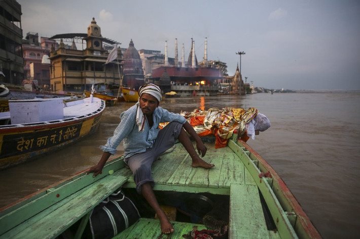 Sau khi chảy qua thành phố thiêng Varanasi, sông Hằng tiếp tục chảy về phía đông, nuôi sống những vùng đồng bằng màu mỡ, trước khi tách thành các nhánh nhỏ. Nhánh sông lớn nhất là Hooghly, chảy theo phía nam về hướng biển, đi qua thành phố Kolkata, siêu đô thị với 15 triệu dân.