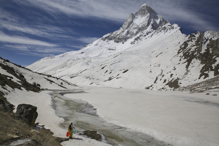 Từ núi băng Gangotri trên dãy Himalaya, con sông dài hơn 2.700km chạy dọc đất nước Ấn Độ, với điểm cuối là vịnh Bengal. Lịch sử của Ấn Độ phản chiếu trên hai bờ sông Hằng, con sông nuôi dưỡng và chứng kiến sự hưng vong và suy tàn của mọi triều đại phong kiến, tới thời kỳ thuộc địa thực dân Anh và phong trào dân tộc Hindu giành lại độc lập cho Ấn Độ.