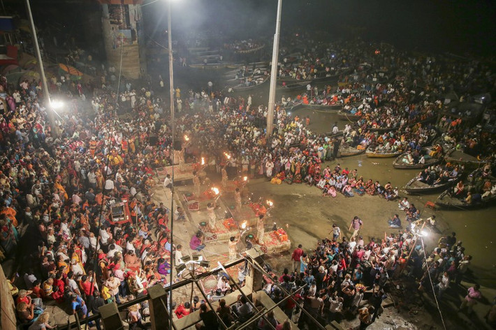 Theo quan niệm của người Hindu, cuộc sống sẽ không trọn vẹn nếu chưa ít nhất một lần trong đời tắm trong dòng nước của sông Hằng để rửa sạch tội lỗi. Trong ảnh, người dân tập trung tham gia lễ cầu nguyện bên bờ sông Hằng ở Varanasi, một trong những thành phố linh thiêng nhất của người Hindu.