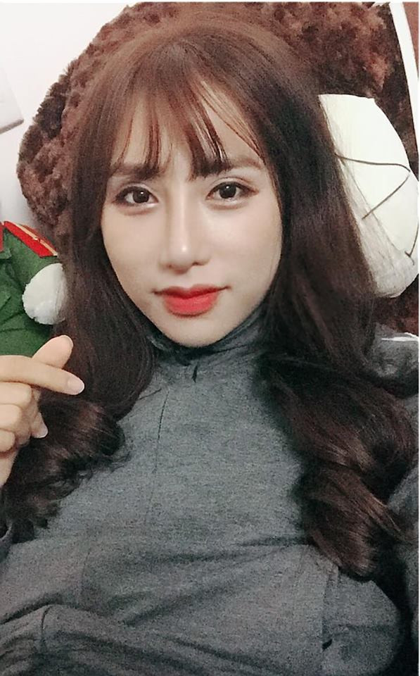 Ngoài ra ý định đổi điện thoại mới đã được Quỳnh Trang cùng người yêu bàn bạc từ trước nên khi biết người yêu đi cả ngày để làm công việc chiều theo mong muốn của mình, Trang còn cảm thấy vui và thích thú. Hành động ném tiền vào mặt bạn gái trong clip vừa qua không mang tính chất đe dọa hay thể hiện sự hằn học, tức giận mà chỉ nhằm mục đích tạo ra sự hài hước, gây bất ngờ mà thôi.