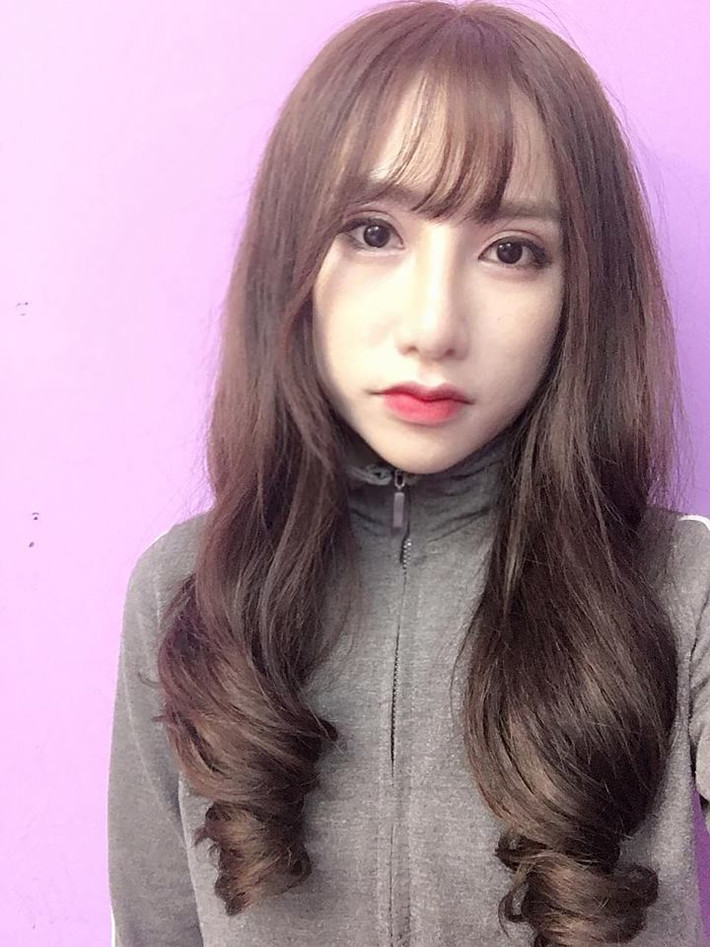 Những hành động và phản ứng có phần kỳ lạ đó đã khiến dân mạng xôn xao bàn tán. Cô gái trẻ bị khá nhiều người chỉ trích, cho rằng là người "hám của", để bị chà đạp, khinh thường chỉ vì tiền, bởi cho dù bị ném tiền vào mặt như vậy nhưng cô lại không hề có phản ứng đáp trả, trái lại còn tỏ ra vui vẻ, thích thú. Số khác cho rằng đoạn clip vừa qua là một sản phẩm dàn dựng để cặp đôi này thu hút sự chú ý của dân mạng nhằm phục vụ mục đích bán hàng online.
