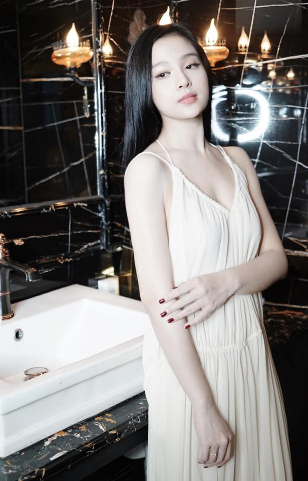 Huyền Baby kể rằng chính vị khách kia là người đã buông những lời khó nghe, những từ ngữ tục tĩu bất lịch sự lên page bán hàng của Huyền Baby trước. Do hàng ngày ít khi phải trực tiếp duyệt bình luận, trả lời câu hỏi của khách hàng nên khi được bộ phận quản trị thông báo sự việc và chứng kiến hành xử, lời nói, những câu chửi thề của vị khách kia trên page của mình bản thân Huyền Baby đã cảm thấy vô cùng bức xúc. Và với thái độ bất lịch sự cùng với một chút sự thách thức của một vị khách như vậy, Huyền Baby cho rằng cô "không thể hiền được".