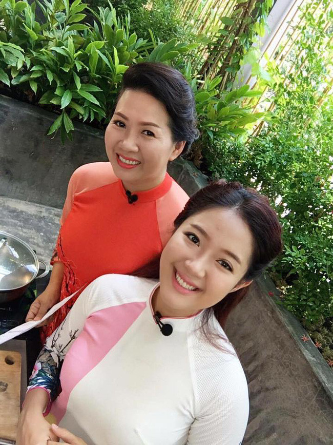 Theo tìm hiểu, ái nữ xinh đẹp của bà giám đốc Đoàn Thị Thu Thủy là Nguyễn Khánh Vương Anh, sinh năm 1995 và hiện đang là du học sinh Việt Nam tại Australia. Vốn là một cô gái rất năng động, phong cách và yêu thích cuộc sống thoải mái, từ ngày được mẹ gắn tên vào bài viết về các tiêu chí chọn chồng, Vương Anh bất ngờ có thêm nhiều người theo dõi trên mạng xã hội, thường xuyên được dân mạng, những người xa lạ hỏi thăm, tìm hiểu về bản thân.