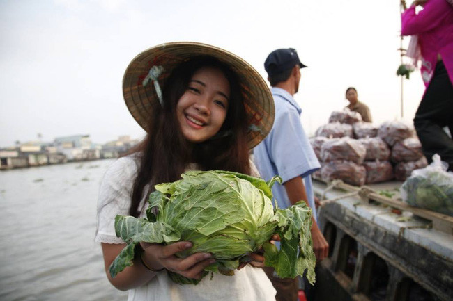 Được biết, Vương Anh không hổ danh là con gái của một nữ giám đốc, doanh nhân nổi tiếng và thành đạt. Cô bạn nổi bật với tính cách, cách sống rất độc lập. Từ năm 18 tuổi Vương Anh đã sang Mỹ du học ngành Thiết kế nội thất, sau hai năm cô lại chuyển sang Australia học ngành Quản lý khách sạn. Có thành tích học tập tốt, sự năng động và quyết đoán trong việc lựa chọn ngành nghề, con đường của bản thân... Vương Anh đã khiến nhiều bạn trẻ, dân mạng ngưỡng mộ, quý mến.