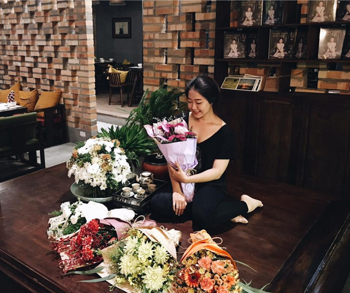 Trái lại, Vương Anh luôn cảm thấy vui vẻ, hãnh diện và thêm phần yên tâm hơn trong mọi công việc sau khi được mẹ khuyên bảo, chia sẻ những quan điểm, cách nghĩ của bà về các vấn đề có thể xảy ra. Nhiều dân mạng cho rằng bài đăng mới đây của bà Thủy mang hàm ý khuyên con gái tránh xa những cám dỗ tiền bạc, vật chất để ảnh hưởng đến hôn nhân cũng như hạnh phúc của con gái, hay bị hiểu là đang "nhắc khéo" vụ người mẫu Ngọc Trinh được cho là có quan hệ tình cảm với một tỷ phú người Việt năm nay đã 72 tuổi...