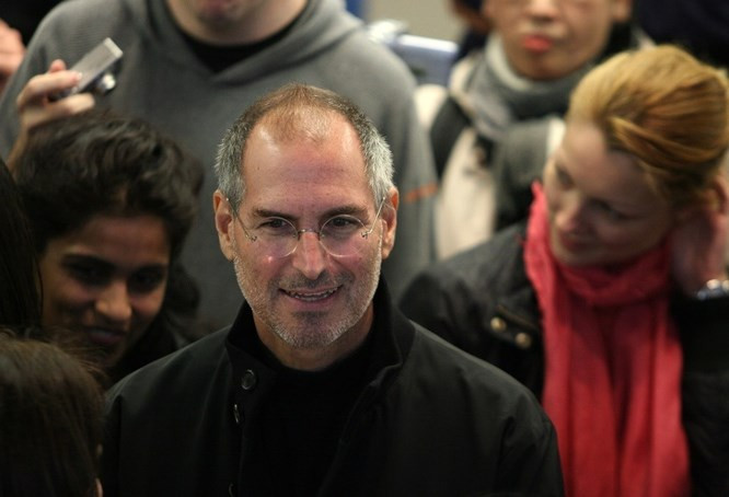 8. Steve Jobs nghĩ không cần tắm thường xuyên vì chế độ ăn uống của mình: Tất cả mọi người đều có những điều kỳ quặc và những người nổi tiếng không phải là một ngoại lệ đối với quy tắc. Khi Steve Jobs làm việc tại Atari (một công ty phát triển game), ông bị xếp làm ca đêm vì vấn đề... vệ sinh. Walter Isaacson, người được Steve Jobs giao nhiệm vụ viết cuốn sách về cuộc đời ông, cho biết các nhân viên tại Atari chẳng ai muốn làm việc với Steve Jobs vì ông không bao giờ tắm và "chuyên gia" đi chân đất trong phòng làm việc. Jobs tin rằng cách ăn uống của mình sẽ giúp cơ thể tự làm sạch các chất nhờn và kết quả là cơ thể ông sẽ không phát ra mùi và sẽ không cần phải tắm thường xuyên.