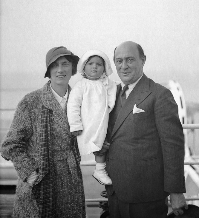 5. Nhà soạn nhạc Arnold Schoenberg rất sợ số 13 và ông gọi nó là "12a". Ông qua đời vào ngày 13/7, 13 phút trước nửa đêm: Hiệu trưởng của trường âm nhạc Viennese nổi tiếng, ông Arnold Schoenberg mắc một nỗi sợ hiếm hoi về số 13. Schoenberg sinh ngày 13/9 và luôn coi con số này là một dấu hiệu xấu. Cuối cùng, Arnold lại qua đời vào ngày 13/7/1951. Ông đã dành cả ngày nằm trên giường và chờ đợi cái chết sắp tới. Vợ ông đã cố gắng thuyết phục anh đứng dậy nhưng anh từ chối và mất lúc 11:37 chiều nói rằng.