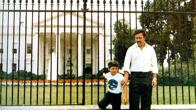 7. Pablo Escobar chụp một bức ảnh gần Nhà Trắng: Trùm ma túy khét tiếng - Pablo Escobar từng là một người bình thường. Năm 1981, ông đến thăm Hoa Kỳ cùng vợ và thậm chí còn chụp ảnh cùng con trai trước Nhà Trắng. Tấm hình được chụp bởi vợ của Escobar, Maria Victoria và lần đầu tiên được đưa ra công chúng là vào năm 2010, trong bộ phim tài liệu "Tội lỗi của cha tôi". Bộ phim kể về cuộc đời của ông trùm ma túy qua ánh mắt của con trai, Juan Pablo Escobar, người sau đó đã đổi tên thành Sebastian Marroquin.