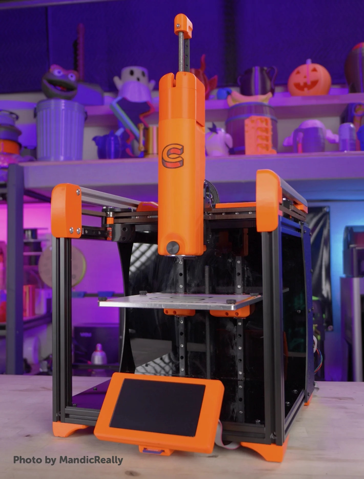 In 3D Socola. Những chiếc máy in 3D Socola hoạt động tương tự như loại máy in FDM thông thường. Với đầu máy đùn di chuyển xung quanh và đặt socola nóng chảy theo một hình dạng tùy ý theo từng lớp. Cuối cùng, socola sẽ đông lại thành sản phẩm ở thể rắn với hình dáng mong muốn đã cài đặt ban đầu cho máy.