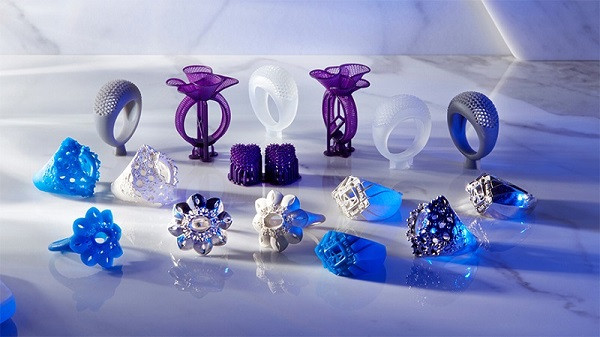 In 3D trang sức. Có thể nói, việc tạo mô hình tổng thể cho trang sức trở nên dễ dàng hơn bao giờ hết nhờ vào công nghệ in 3D. Đồng thời, ứng dụng in 3D sẽ giúp doanh nghiệp tiết kiệm thời gian tạo sản phẩm 3D kỹ thuật số.