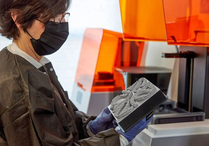 In răng giả 3D. Dòng máy in 3D Resin được ưa chuộng, bởi tạo ra các sản phẩm in 3D như mẫu răng, hàm, nướu một cách nhanh chóng và tiết kiệm nhiều chi phí hơn. Đồng thời, máy in 3D nha khoa còn mang lại hiệu quả tối đa trong việc tạo những mẫu kích cỡ lớn nhỏ khác nhau, phù hợp thị hiếu người tiêu dùng. Nguồn: https://formlabs.com/).