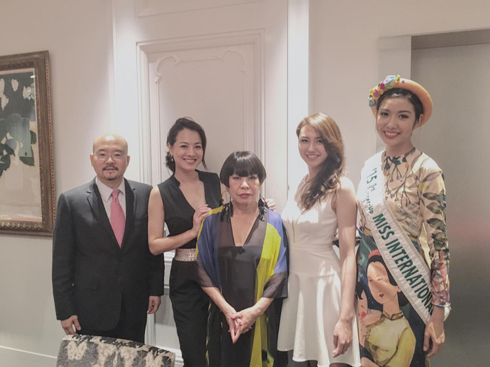 Tại đây, Thúy Vân gặp gỡ và giao lưu với đại sứ của các nước trong bữa tiệc thân mật.