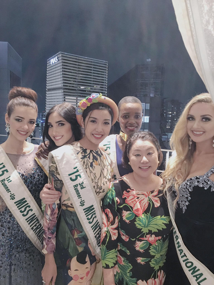 Với vẻ mạng dịu dàng cùng nụ cười rạng rỡ, Thúy Vân đã mang hình ảnh người phụ nữ Việt Nam năng động tinh nghịch nhưng vẫn dịu dàng đong đầy chất thơ trong tà áo dài nơi đất khách.