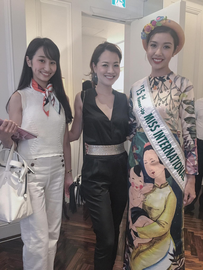 Chiếc áo dài gấm Việt Nam với hoa văn tinh tế đã thu hút được sự quan tâm và chú ý của các khách mời. Hoa hậu Nhật Bản 2010 cũng không quên ghi lại khoảnh khắc cùng Thúy Vân.
