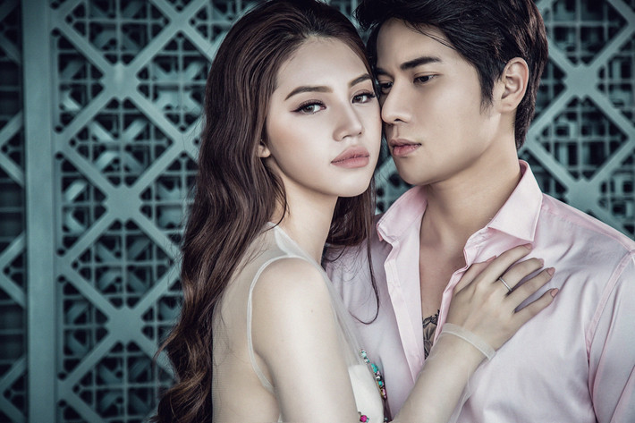 Bộ ảnh thời trang độc đáo này là món quà mà Hoa hậu Jolie Nguyễn cùng soái ca Trịnh Khôi Vĩ gửi tặng đến độc giả và fan của mình.