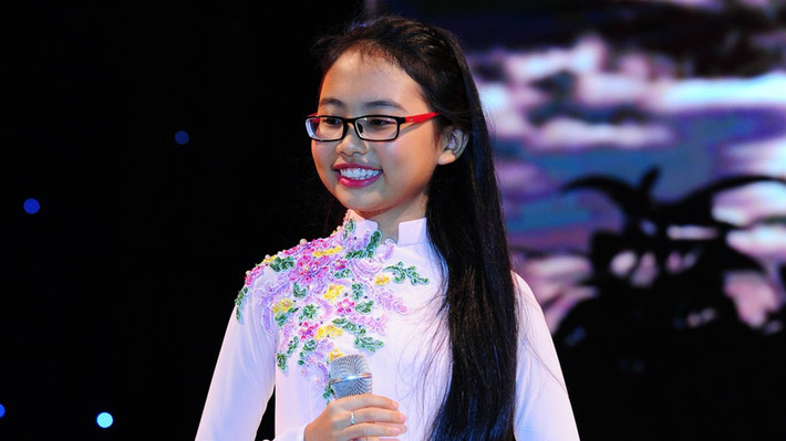 Sau thành công ở Giọng hát Việt nhí, Phương Mỹ Chi đã dùng tiền thưởng xây nhà cho mẹ, đi hát kiếm tiền phụ giúp gia đình. Đồng thời, Phương Mỹ Chi được ca sĩ Quang Lê nhận làm con nuôi và ký hợp đồng độc quyền hai năm với công ty của anh. Ngôi sao nhí tài năng thường xuyên tham gia vào các hoạt động ca hát, làm liveshow, ra đĩa. Cô bé còn nhận được giải thưởng Cặp thí sinh được yêu thích nhất khi tham gia cuộc thi Gương mặt thân quen nhí 2015 với sự hỗ trợ của ca sĩ Nam Cường.