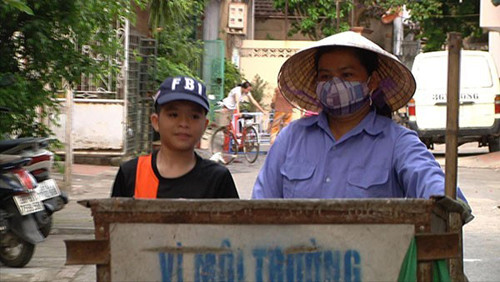 Mẹ em làm nghề lao công nên hàng ngày, Quang Anh theo phụ giúp mẹ thu gom rác để kiếm sống. Ngoài ra, mẹ của Quang Anh còn bán bánh khoai, bánh ngô, bánh gối.